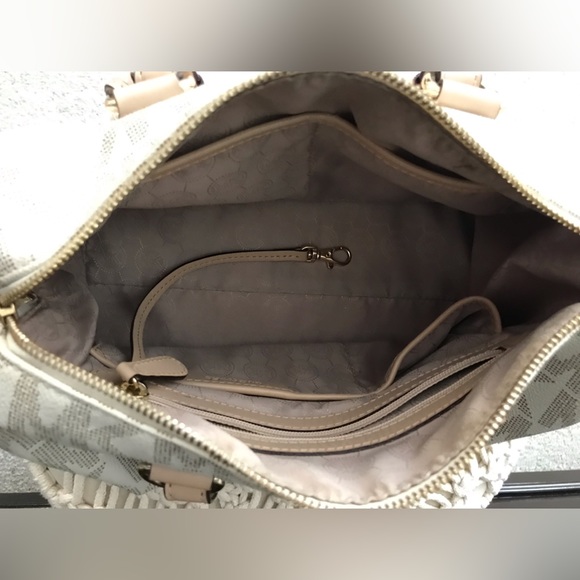 Michael Kors Grayson Logo Monogram Satchel. - Picture 7 of 7